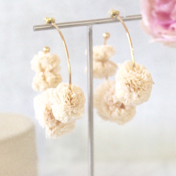 🎉🎉HPX2🎉🎉 Raffia Pom Pom Hoop Earrings Ivory - Picture 5 of 7